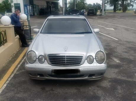 Mercedes E 200