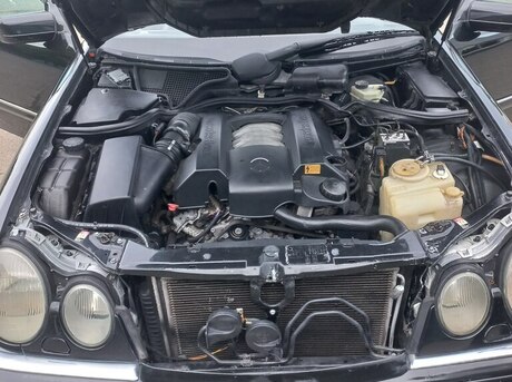 Mercedes E 240