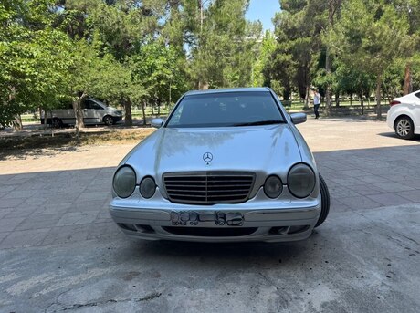 Mercedes E 220