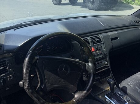 Mercedes E 320