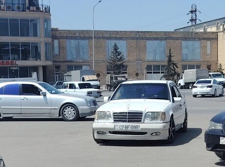 Mercedes E 200