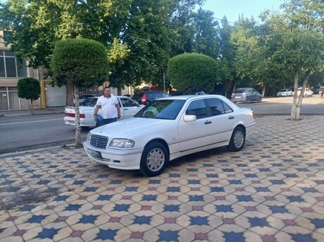 Mercedes C 200