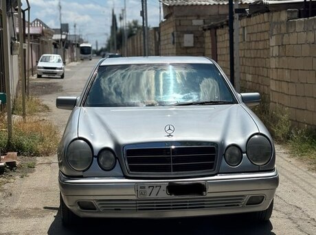 Mercedes E 200