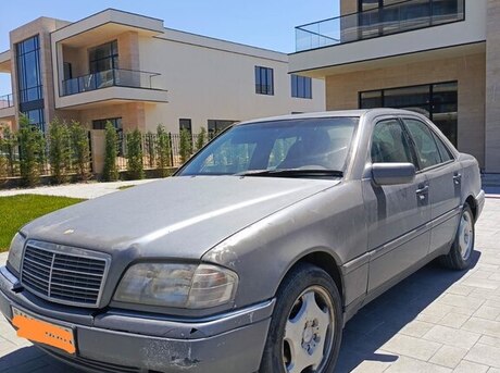 Mercedes E 200