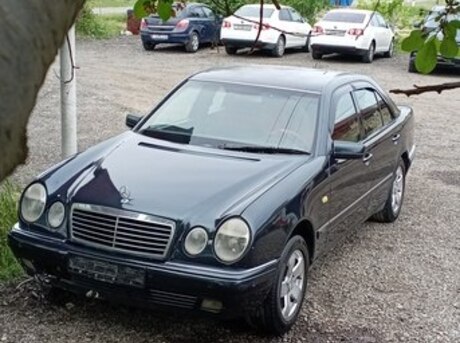 Mercedes E 240