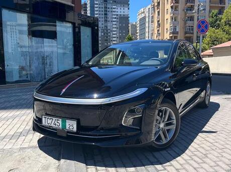 Hongqi E-QM5