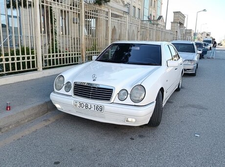 Mercedes E 220