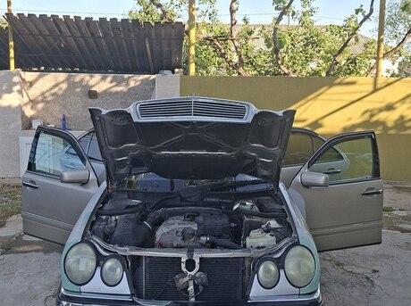 Mercedes E 230