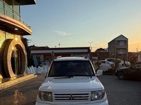 Mitsubishi Pajero io