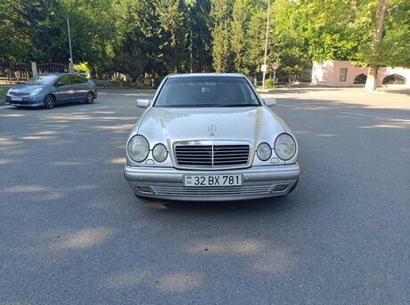 Mercedes E 240