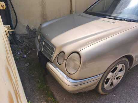Mercedes E 240