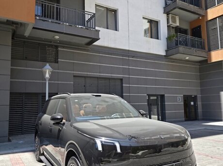 Lynk & Co 900