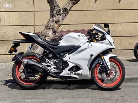 Yamaha R15 V4