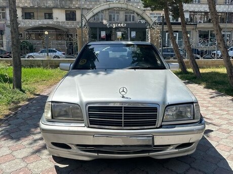 Mercedes C 200