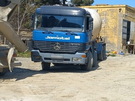 Mercedes Actros 3235