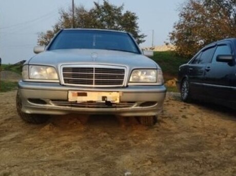 Mercedes E 200