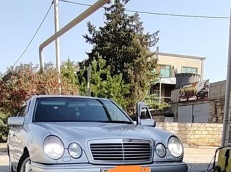 Mercedes E 200