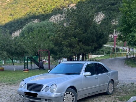 Mercedes E 200
