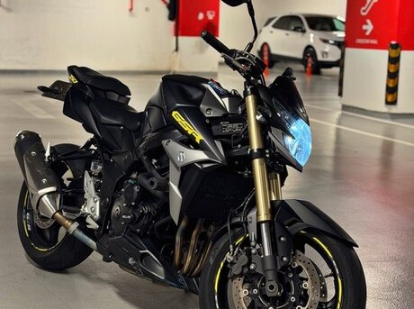 Suzuki GSR 750