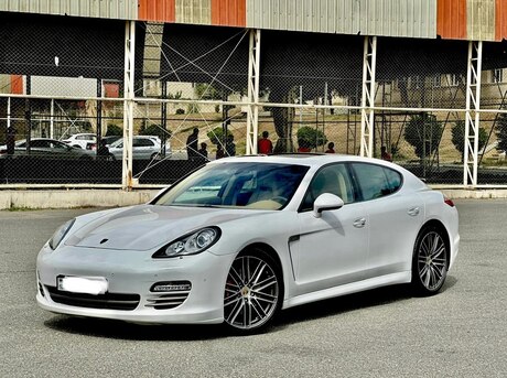 Porsche Panamera 4