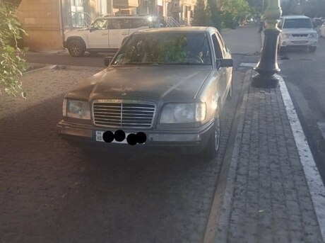 Mercedes 220 E