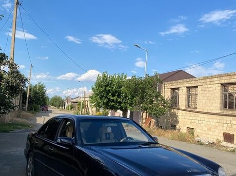 Mercedes E 240