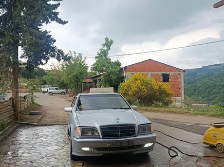 Mercedes C 200