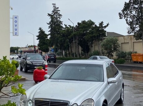 Mercedes E 220