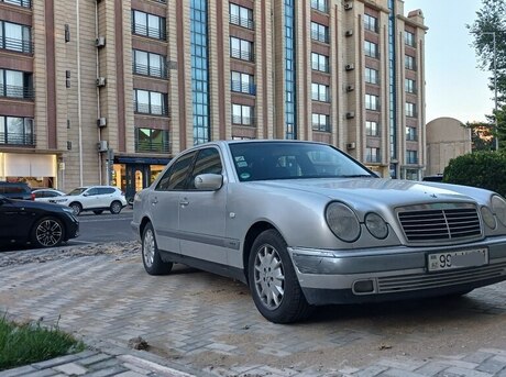 Mercedes E 240