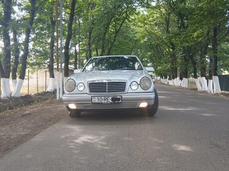 Mercedes E 200