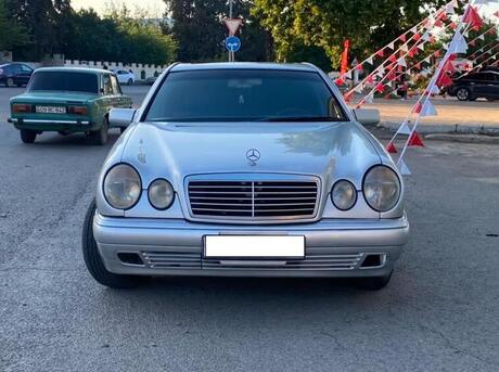 Mercedes E 230
