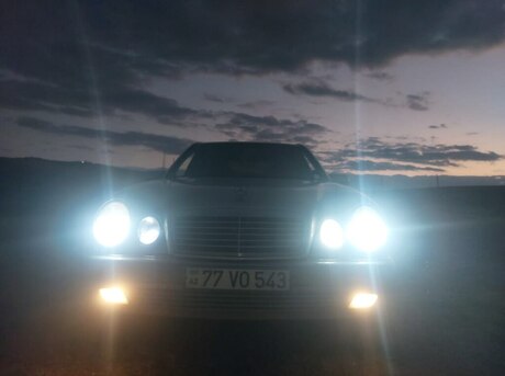 Mercedes E 230