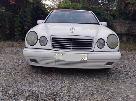 Mercedes E 230