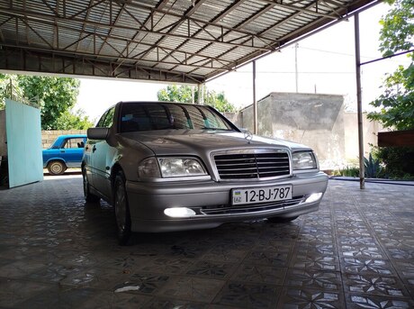 Mercedes C 200