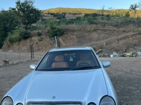 Mercedes E 200