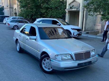 Mercedes C 200