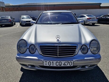 Mercedes E 200
