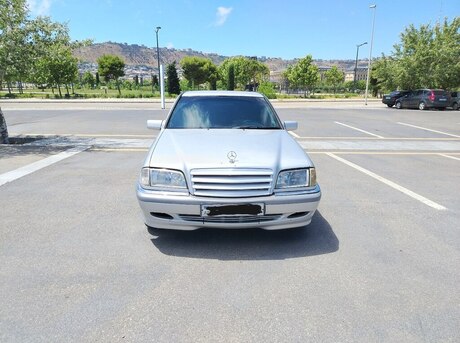 Mercedes C 200