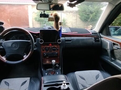 Mercedes E 240