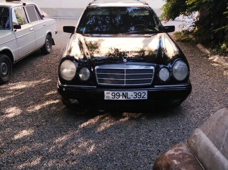 Mercedes E 240