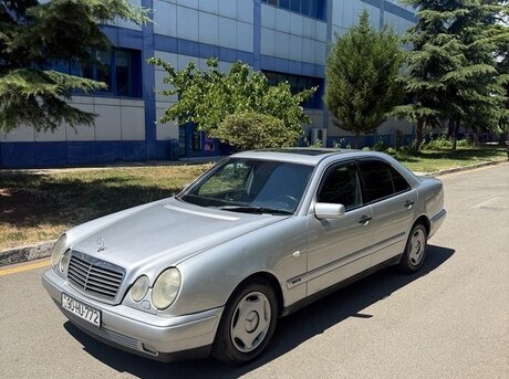 Mercedes E 200