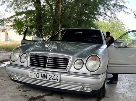 Mercedes E 240