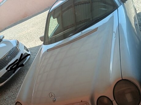 Mercedes E 200
