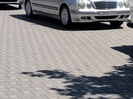 Mercedes E 200