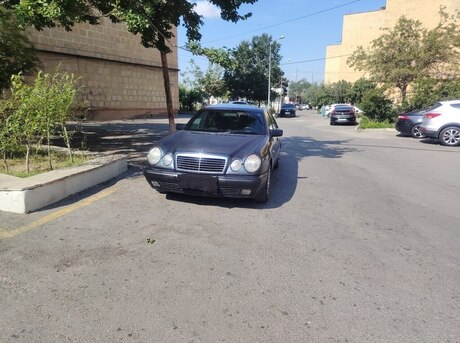Mercedes E 200