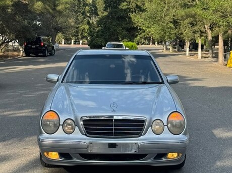 Mercedes E 200