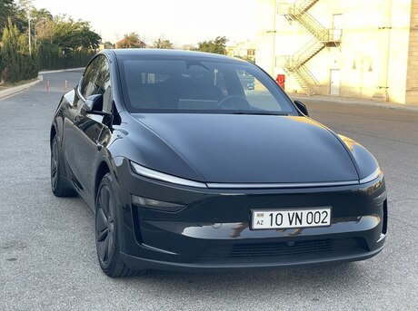Tesla Model Y 2025