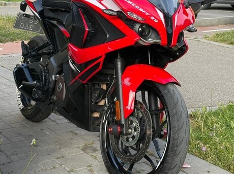 Bajaj Pulsar RS 200 2025