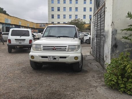 Mitsubishi Pajero io 2000