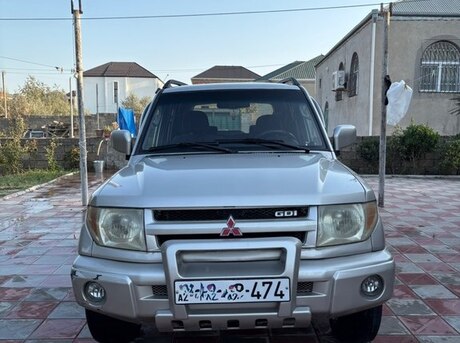 Mitsubishi Pajero io 2001